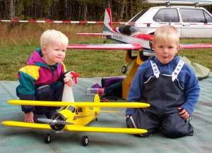 SONDRE OG VETLE PILOTER.jpg (23275 bytes)